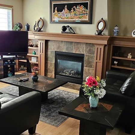 Spacious Comfortable Air-Conditioned. Near Airport! YYC Exterior photo