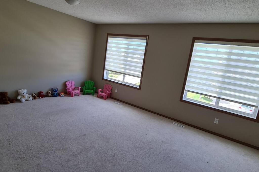 Spacious Comfortable Air-Conditioned. Near Airport! YYC Exterior photo