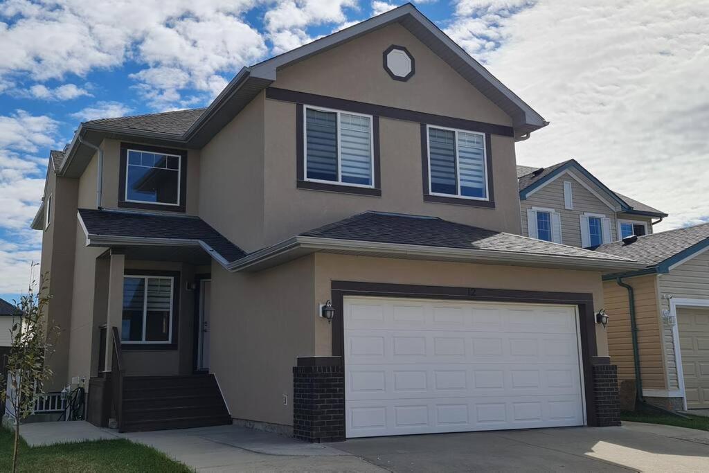 Spacious Comfortable Air-Conditioned. Near Airport! YYC Exterior photo