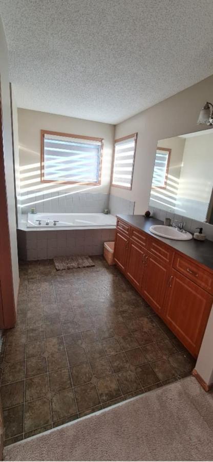 Spacious Comfortable Air-Conditioned. Near Airport! YYC Exterior photo