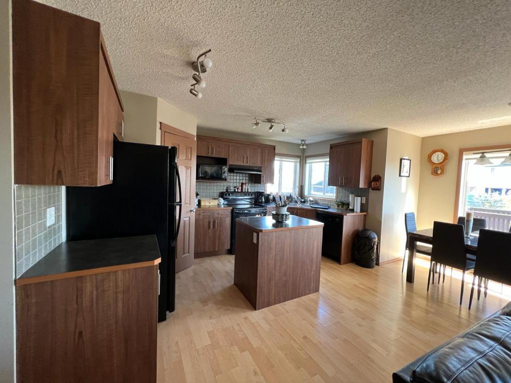 Spacious Comfortable Air-Conditioned. Near Airport! YYC Exterior photo