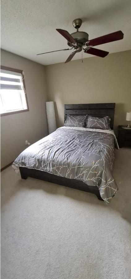 Spacious Comfortable Air-Conditioned. Near Airport! YYC Exterior photo