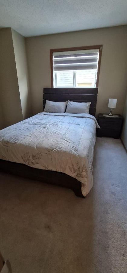 Spacious Comfortable Air-Conditioned. Near Airport! YYC Exterior photo