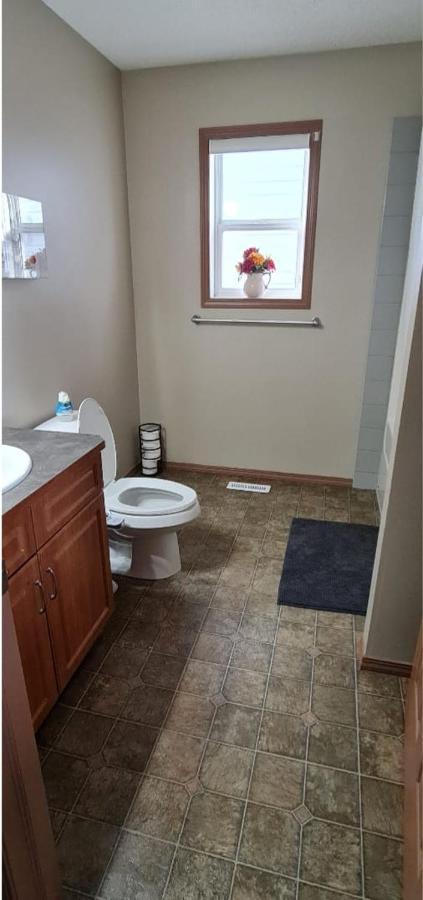 Spacious Comfortable Air-Conditioned. Near Airport! YYC Exterior photo