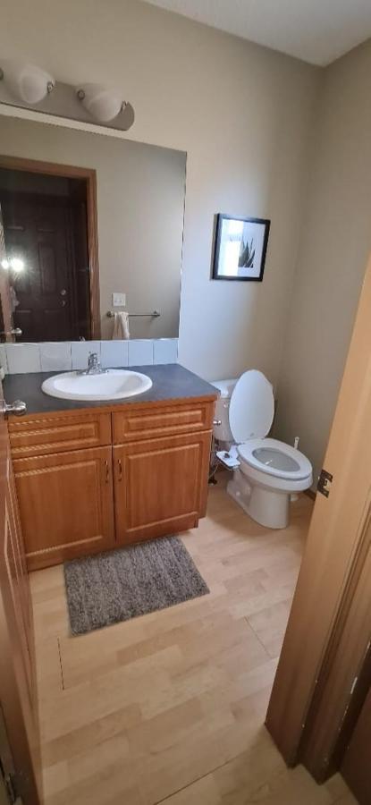 Spacious Comfortable Air-Conditioned. Near Airport! YYC Exterior photo