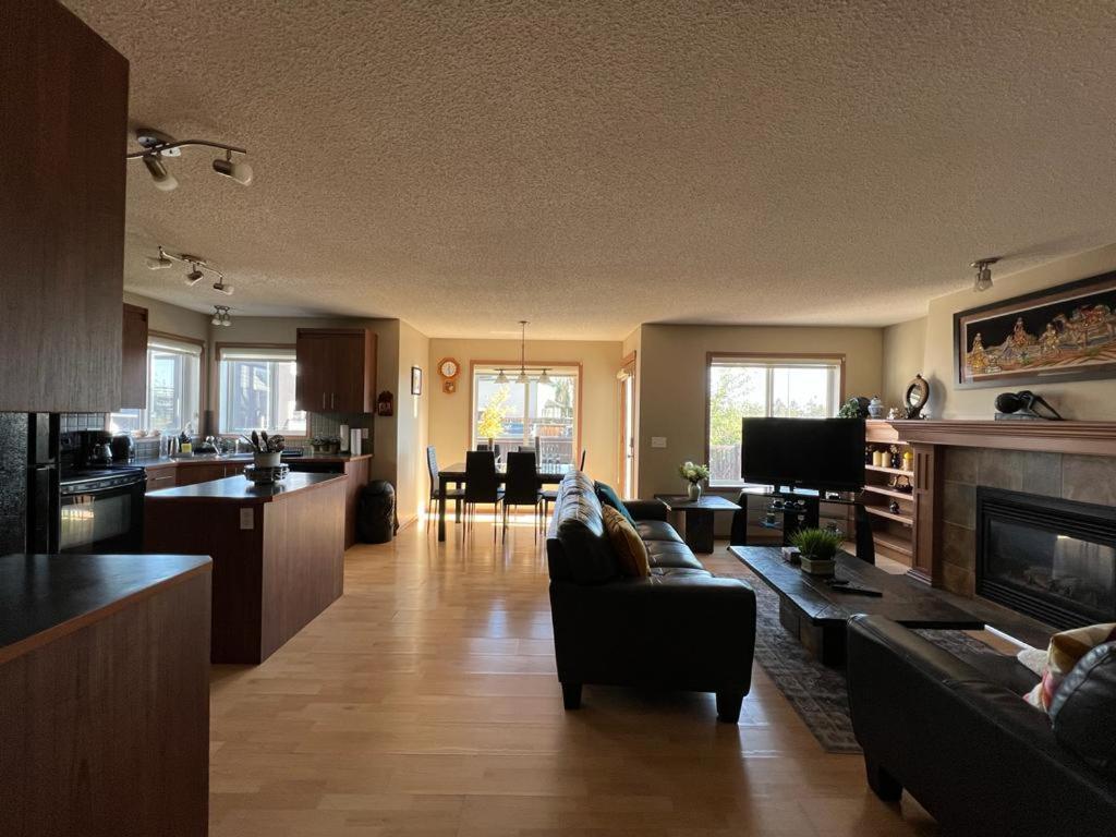 Spacious Comfortable Air-Conditioned. Near Airport! YYC Exterior photo